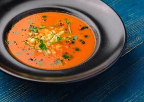 tomate Gaspacho soupe sur noir assiette photo