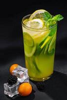 rafraîchissant limonade avec orange, citron vert et menthe photo