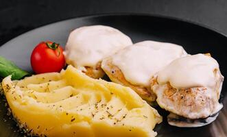 en bonne santé et remplissage dîner avec grillé poulet sein, en purée patates photo