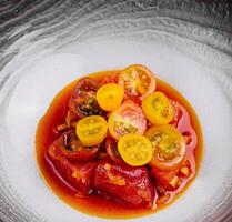 tomate soupe dans une céramique bol photo