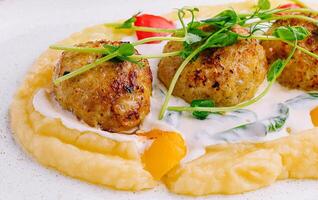 Boulettes de viande avec en purée patates sur blanc assiette photo