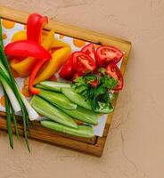 oignons, concombres, poivrons, tomates et feta fromage avec Olives sur une en bois plateau photo