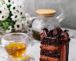 Chocolat gâteau truffe et thé tasse photo