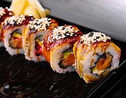 traditionnel Canada Sushi rouleau sur assiette photo