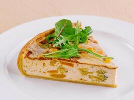 Quiche lorraine sur blanc assiettes photo