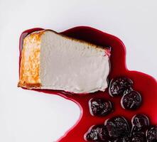 cheesecake avec baie sauce sur assiette photo