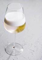 blanc cocktail avec mousse dans une du vin verre photo