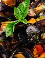 délicieux Fruit de mer moules avec sauce et persil photo