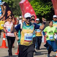 Nouveau Delhi, Inde - octobre 15 2023 - védanta delhi moitié marathon course après convoitise dans lequel marathon les participants à propos à traverser le terminer doubler, delhi moitié marathon 2023 photo