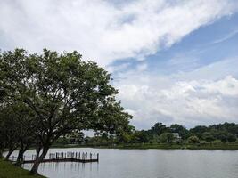 mini le jogging parc sur le semarang central Java avec lac, nuageux ambiance et bleu ciel. le photo est adapté pour parc arrière-plan, se détendre et prendre plaisir endroit contenu médias.