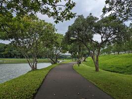 mini le jogging parc sur le semarang central Java avec lac, nuageux ambiance et bleu ciel. le photo est adapté pour parc arrière-plan, se détendre et prendre plaisir endroit contenu médias.