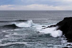 vagues frappe lave tournières dépôt baie Oregon photo