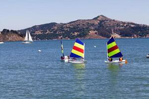 Sausalito, Californie, 2011 - Jeune les enfants voile petit bateaux sausalito Californie dans baie photo