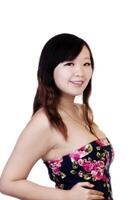 chinois américain femme souriant dans foncé bleu robe photo