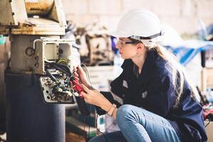 ingénieur électricien vérifiant l'armoire de distribution d'énergie dans la salle de contrôle pour la production industrielle. photo