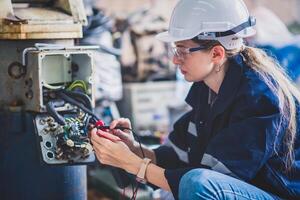 ingénieur électricien vérifiant l'armoire de distribution d'énergie dans la salle de contrôle pour la production industrielle. photo