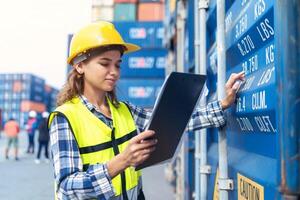 les femmes ingénieures portent des EPI vérifiant le stockage des conteneurs avec un fond de conteneur de fret au coucher du soleil. logistique globale d'importation ou d'exportation concept industriel d'expédition. photo