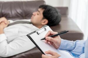 homme avec mental santé problèmes est consultant. psychiatre est enregistrement le les patients état pour traitement. encouragement, l'amour et famille problème, bipolaire , la dépression patient, protéger suicide photo