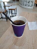 violet Cola et thé en buvant tasses cette dire ancol dans le ancol des loisirs parc photo