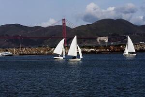 san François, Californie, 2014 - Trois petit voiliers voile avec d'or porte pont dans Contexte photo