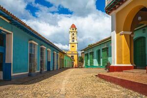 rue vue avec le iglesia y convento de san francisco dans Trinité, Cuba photo