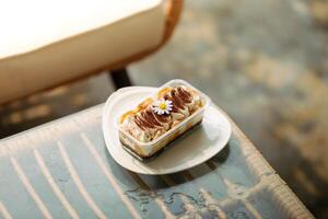 banoffee dans une clair Plastique tasse sur une verre table dans une café magasin. photo