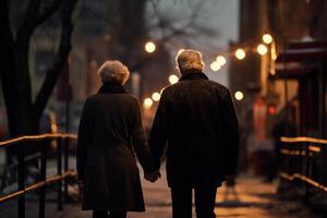 ai généré une couple de personnes âgées gens et grands-parents marcher main dans main par le soir ville. génératif ai photo