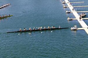 folsom, Californie, 2011 - femmes équipage aviron équipes pratiquant près les quais sur Lac photo