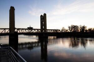 sacrement, Californie, 2015 - soir silhouette la tour pont et rivière photo