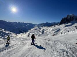 une groupe de gens sur des skis sur une neigeux Montagne photo