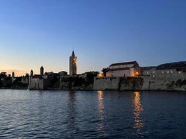 une vue de le ville de rab à crépuscule photo