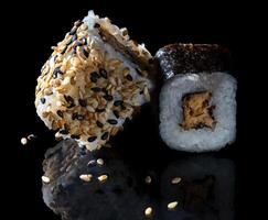 une Sushi rouleau avec sésame des graines et sésame des graines photo