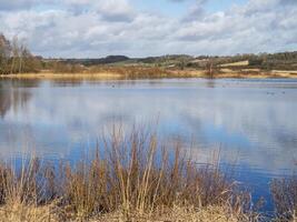 ciel réfléchi dans une Lac à Nord la grotte marécages, est Yorkshire, Angleterre photo