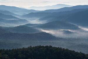 enfumé bleu Appalaches montagnes enveloppé dans brouillard et brouillard photo