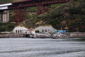 marin, Californie, 2016 - côte garde bateaux à Dock au dessous de d'or porte pont photo