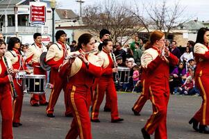 Marysville, Californie, 2011 - garçons et les filles marcher dans parade photo