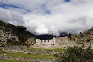 machu picchu, Pérou, 2015 - paysage avec touristes et Trois les fenêtres photo