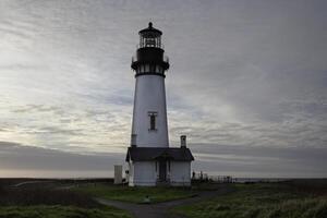 Yaquina baie phare Newport Oregon contre nuageux ciel photo