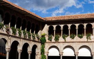 cusco, Pérou, 2015 - architectural détail arches et rouge toit carrelage photo