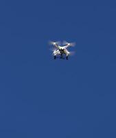 cusco, Pérou, 2015 - petit blanc drone avec caméra dans bleu ciel photo