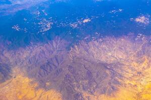 en volant avion plus de Mexique des nuages ciel volcans montagnes ville désert. photo