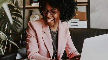 ai généré femme travail à bureau avec portable. génératif ai photo