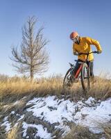 Sénior Masculin cycliste sur une Montagne vélo, hiver paysage dans fort collins, Colorado photo