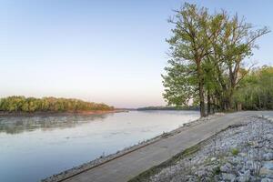 printemps lever du soleil plus de Missouri rivière et une bateau rampe à Dalton bas photo