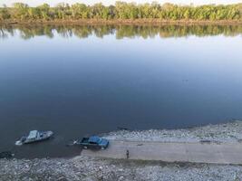 lancement une pêche bateau à une rampe - lever du soleil aérien vue de Missouri rivière à Dalton bas photo