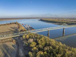 pont et barges sur le Mississippi rivière à confluence avec le Ohio rivière au dessous de Caire, il, novembre aérien vue photo