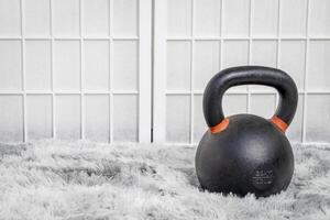 lourd le fer kettlebell dans une Accueil salle de sport, aptitude concept photo