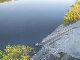 pêche bateau à une rampe - lever du soleil aérien vue de Missouri rivière à Dalton bas photo