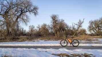 Montagne bicyclette sur poudre rivière Piste près greley dans Colorado, hiver paysage photo