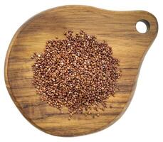 gluten gratuit rouge quinoa grain sur une mini en bois Coupe planche isolé sur blanc photo